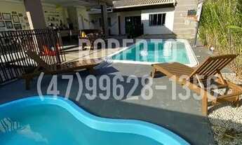 Imagem 2: Casa com piscinas em Bombinhas para locação temporária