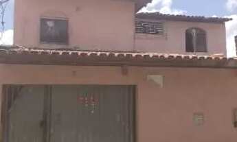 Imagem: Duas casas a menos de 200 metros da Avenida