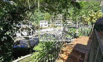 Imagem 7: Imóvel para venda possui 322 metros quadrados com 4 quartos