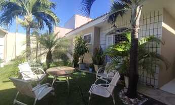 Imagem 3: Casa para aluguel e venda possui 317 metros quadrados com 5 quartos