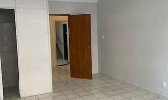 Imagem 7: Sala toda em piso com divisória, copa e bwc.<br>Sem garagem