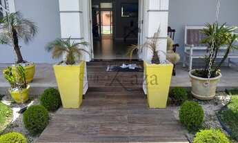 Imagem 2: Casa Luxuosa em condomínio fechado com 300 m² - 4 dormitórios- 1 suíte máster e duas suít