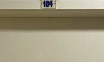 Imagem 4: Sala toda em piso com divisória, copa e bwc.<br>Sem garagem