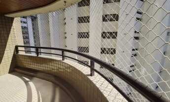 Imagem 5: São 4 dormitórios, sendo 2 suítes, totalizando 5 banheiros e 3 vagas de garagem, proporcio