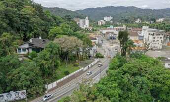 Imagem 3: Casa com localização exclusiva, no início da Rua XV de Novembro, em Blumenau/SC. Possui 32