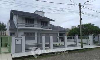 Imagem 2: Lindissimo sobrado a poucos metros do mar, com 4 dormitórios e 1 suíte