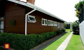 Imagem 6: Oportunidade no Village!! Casa com amplo terreno em alvenaria revestida em madeira