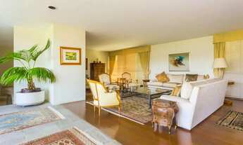 Imagem 2: Residência com 4 suítes e 8 vagas com linguagem brutalista e vista para o vale do Pacaembu