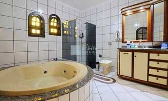 Imagem: Ampla casa de alto padrão mobiliada com