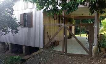 Imagem: Chácara com casa bastante sombra