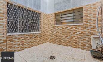 Imagem 2: Térreo com pátio Semimobiliado, 2 Dormitórios, Próximo ao Praia de Belas