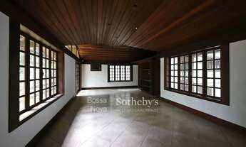 Imagem 5: Residência integrada à natureza com vistas amplas e áreas bem distribuídas