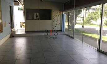 Imagem 3: Ampla casa de rua linear composta de sala com varios divisorias sotao e area de servico e