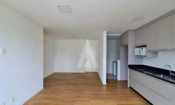 Imagem 5: Apartamento com 2 quartos, sendo 1 suíte, sacada com churrasqueira e elevador no bairro Ce