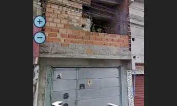 Imagem 2: Sobrado mal acabado