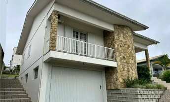 Imagem: Casa em AMPLO terreno no centro do Rio Maina