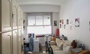 Imagem 4: Apartamento na segunda quadra da praia, em prédio com arquitetura antiga e portaria 24hs