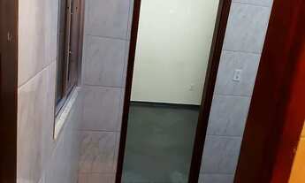 Imagem 3: Alugo uma linda Kitnet. Quarto sala cozinha banheiro uma pequena área