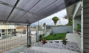 Imagem 3: Ampla Casa com 4 Dormitórios, sendo 1 Suíte com Hidromassagem em Capoeiras