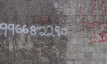 Imagem 2: Vendo terreno já repartido com paredes levantadas