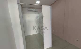 Imagem 4: Loja comercial ampla, com divisórias, banheiro, vitrine e porta em vidro, ar split. Próxim