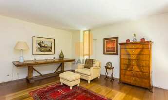 Imagem 4: Residência com 4 suítes e 8 vagas com linguagem brutalista e vista para o vale do Pacaembu