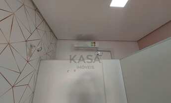 Imagem 5: Loja comercial ampla, com divisórias, banheiro, vitrine e porta em vidro, ar split. Próxim