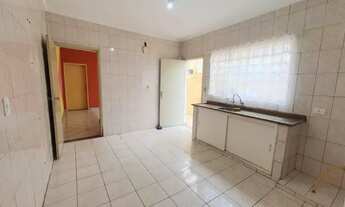 Imagem 2: Casa térrea 3 dormitórios 1 suíte Edícula 2 lavanderias Quintal Churrasqueira 2 vagas ZL