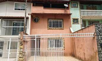 Imagem: Casa com 3 pavimentos e salão com lareira