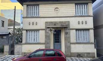 Imagem 3: Casa histórica no coração de Garibaldi, em frente à Igreja Matriz