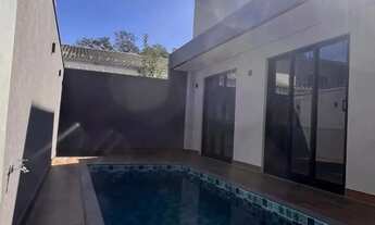 Imagem 3: Modernidade e Conforto: Casa com 147m², Suíte com Closet e Piscina no Jardim Colonial