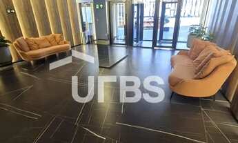 Imagem 2: Este elegante apartamento oferece 137 m² de área privativa, proporcionando conforto e sofi