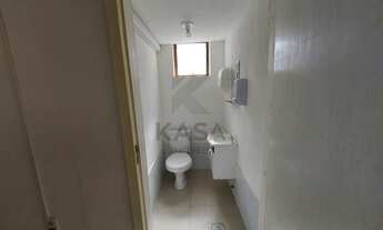 Imagem 7: Loja comercial ampla, com divisórias, banheiro, vitrine e porta em vidro, ar split. Próxim