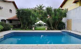 Imagem 2: Casa à venda com 4 quartos, sendo 1 suíte com 300 m² em terreno de 720 m²