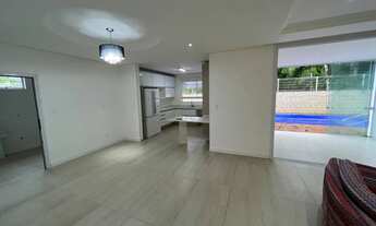 Imagem 7: Casa para aluguel e venda possui 387 metros quadrados com 4 quartos