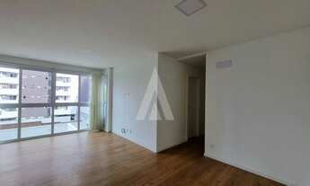 Imagem 3: Apartamento com 2 quartos, sendo 1 suíte, sacada com churrasqueira e elevador no bairro Ce