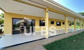 Imagem 4: Casa térrea à venda no Condomínio Águas da Serra- Hidrolândia frente para o lago de pesca