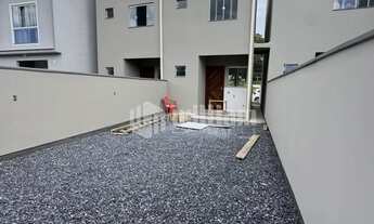 Imagem 3: Sobrado Geminado com Passagem Lateral e Espaço nos Fundos