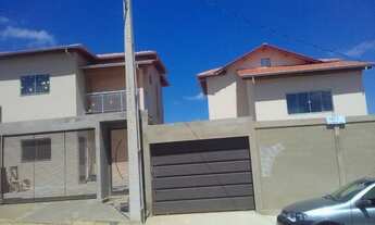 Imagem: Dois sobrados novos localizados no residencial