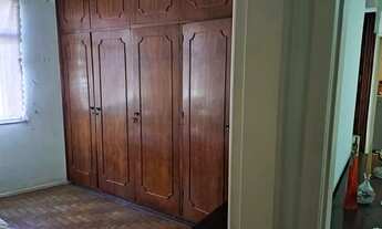 Imagem 2: Apartamento antigo com móveis rústicos (algumas peças de jacarandá)