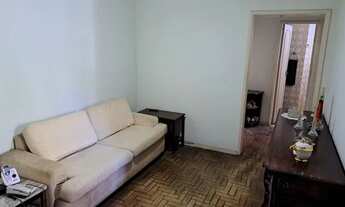 Imagem 3: Apartamento antigo com móveis rústicos (algumas peças de jacarandá)