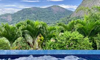Imagem 3: Vista para as montanhas, muito espaço e tranquilidade nessa casa próxima a praia da Joatin