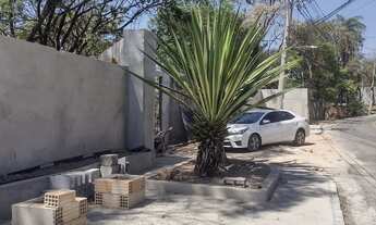 Imagem: Meio lote com condomínio em construção