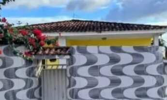 Imagem: Casa grande com um Terreno ao lado, árvores