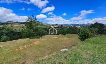 Imagem: Terreno com leve declive e área de 2.400