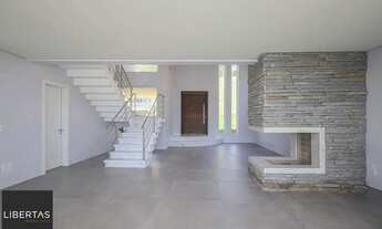 Imagem 2: Casa em condomínio com 286 m² de área privativa 4 dormitórios sendo 3 suítes e 3 sacadas e