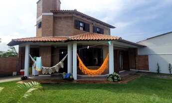 Imagem: Casa com piscina e quiosque em Atlântida