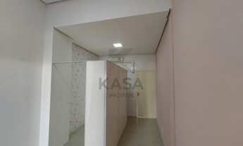 Imagem 6: Loja comercial ampla, com divisórias, banheiro, vitrine e porta em vidro, ar split. Próxim