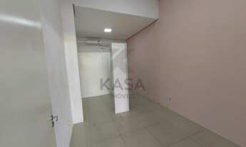 Imagem 3: Loja comercial ampla, com divisórias, banheiro, vitrine e porta em vidro, ar split. Próxim