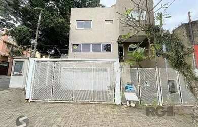 Imagem 2: Casa em Porto Alegre, no bairro Tristeza, com 3 dormitório(s), e 3 banheiros, à